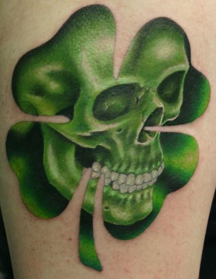 骷髅和绿色的四叶草纹身图案