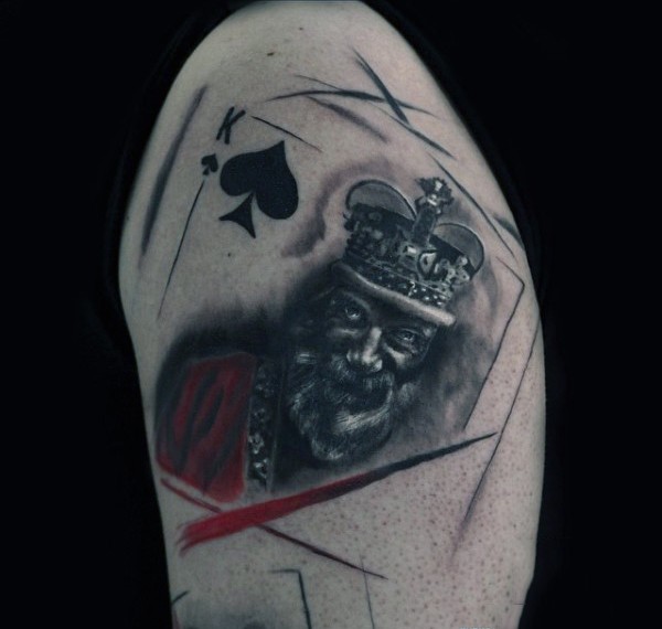 大臂逼真的黑桃扑克牌和国王纹身图案