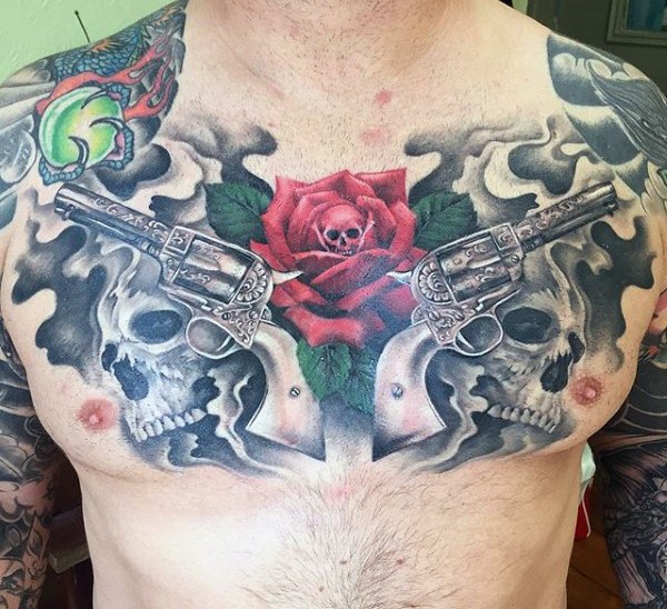 胸部个性的手枪和骷髅玫瑰纹身图案