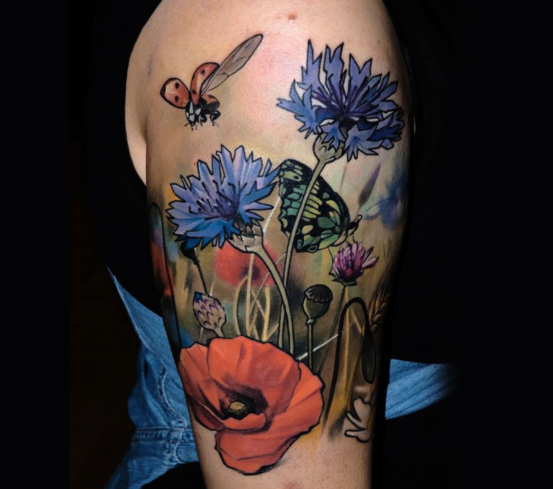 大臂蝴蝶和瓢虫野花彩绘纹身图案
