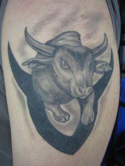 金牛座符号和公牛黑色纹身图案