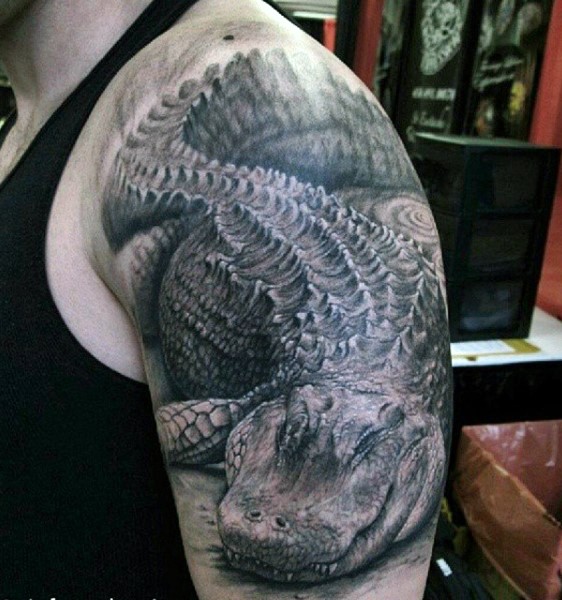 非常逼真的黑白鳄鱼肩部纹身图案