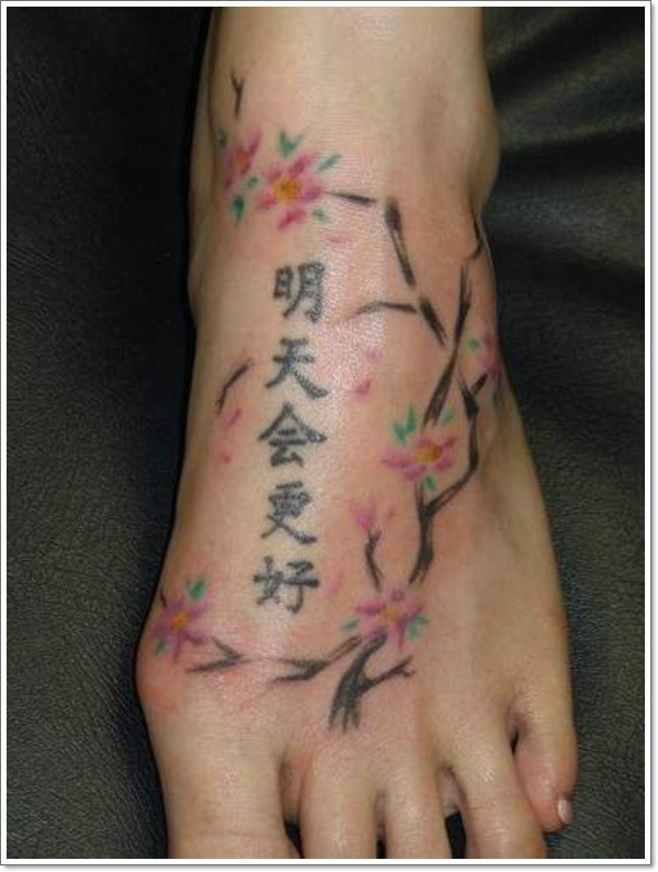 脚背中国汉字和彩色花朵纹身图案