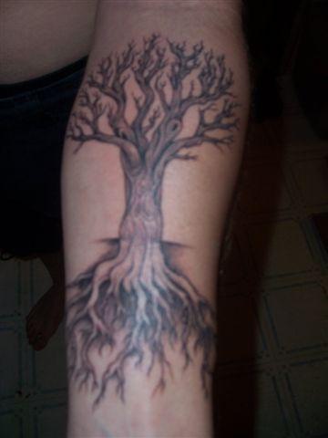手臂黑色树根与枯树枝纹身图案