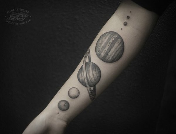 小臂黑灰色行星纹身图案