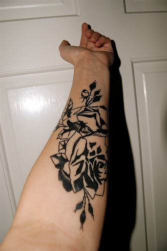 小臂漂亮的黑白玫瑰纹身图案