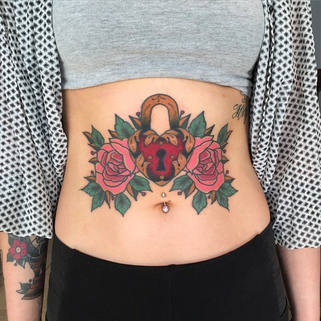 腹部old school心形锁和花朵纹身图案