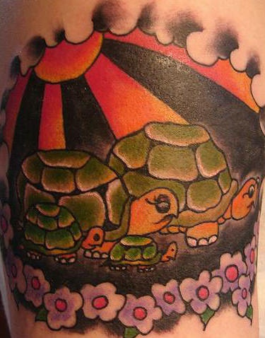 卡通彩色乌龟家庭纹身图案