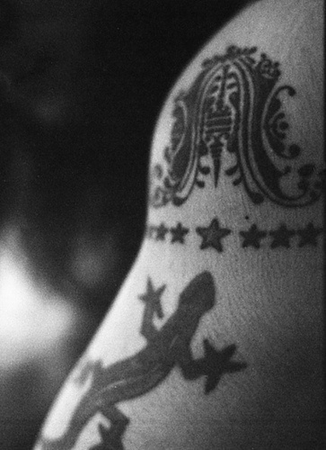 黑蜥蜴与星星徽章纹身图案