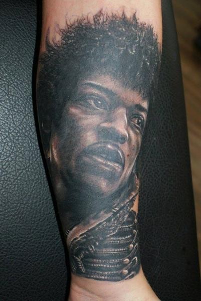 小臂黑灰写实著名歌手肖像纹身图案