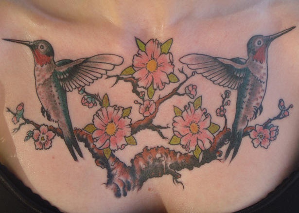 对称的蜂鸟花卉胸部纹身图案