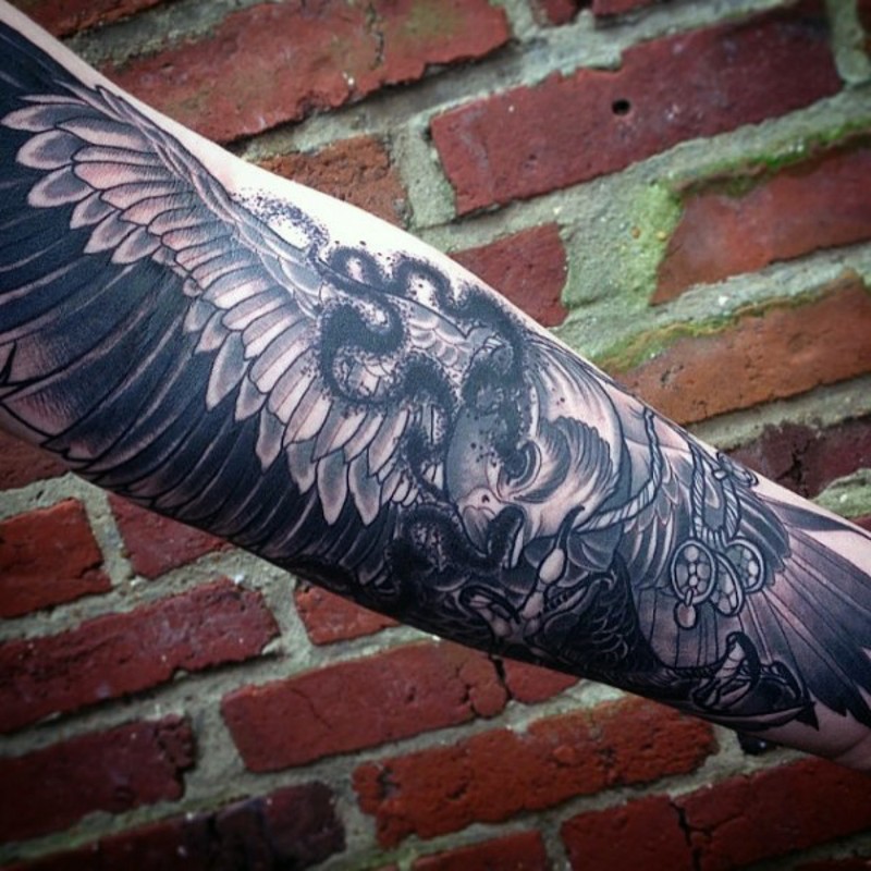 小臂印度风格黑白鹰纹身图案