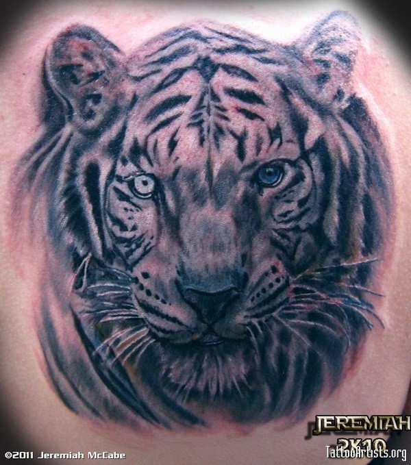 令人难以置信的黑白虎头纹身图案