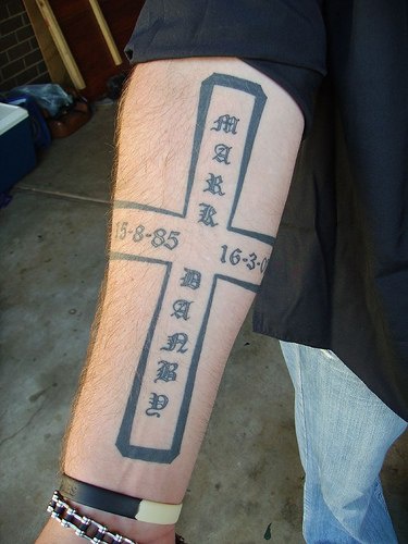 手臂中国的象形文字纪念十字架纹身图案