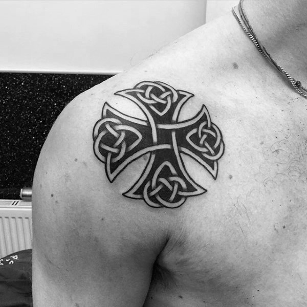 肩部中等大小的黑色凯尔特十字架纹身图案