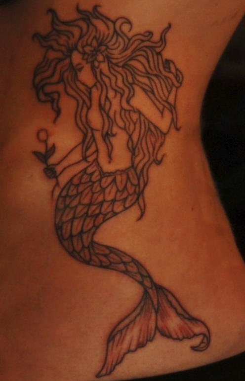 黑色美人鱼和花朵纹身图案