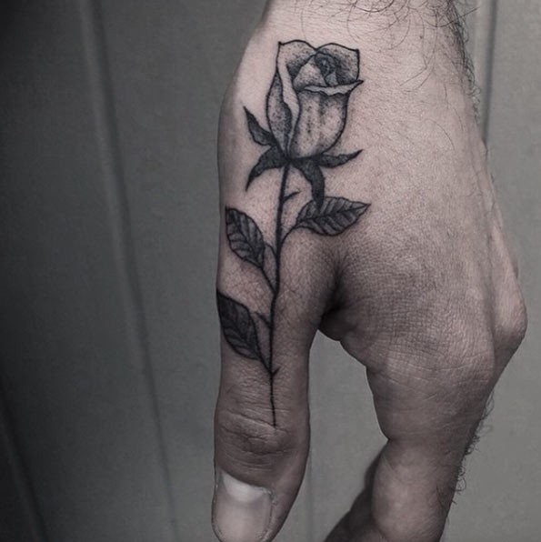 手指娇嫩的黑白玫瑰纹身图案