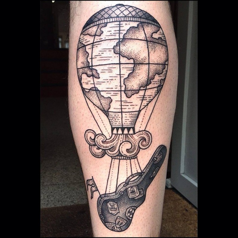 小腿黑色点刺热气球与世界地图和吉他纹身图案