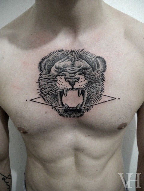 胸部几何狮子头纹身图案