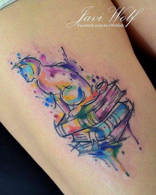 可爱的小猫与书本七彩泼墨风格大腿纹身图案