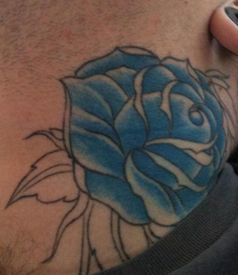 颈部蓝色玫瑰纹身图案