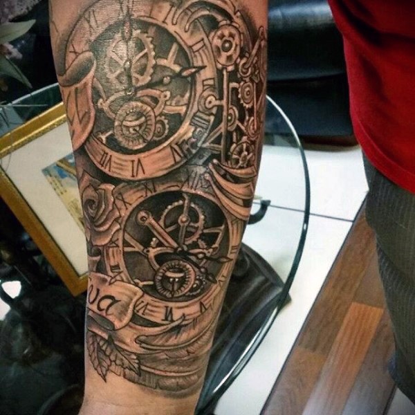 手臂old school黑色机械时钟玫瑰和字母纹身图案