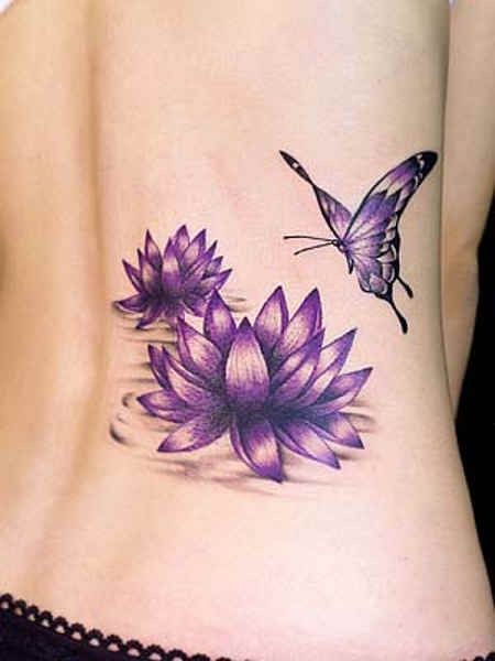 侧肋紫色的睡莲和蝴蝶纹身图案