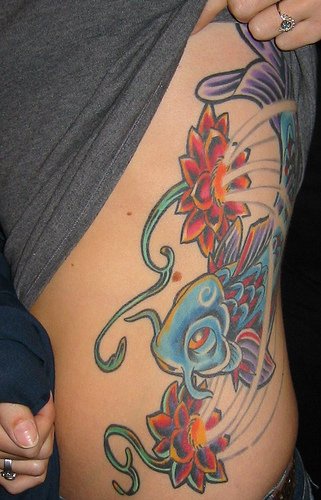 腹部蓝色鲤鱼和红色花朵纹身图案