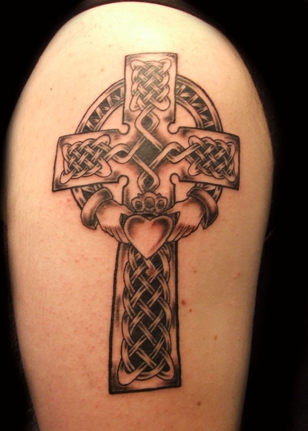 手臂凯尔特十字和心形纹身图案