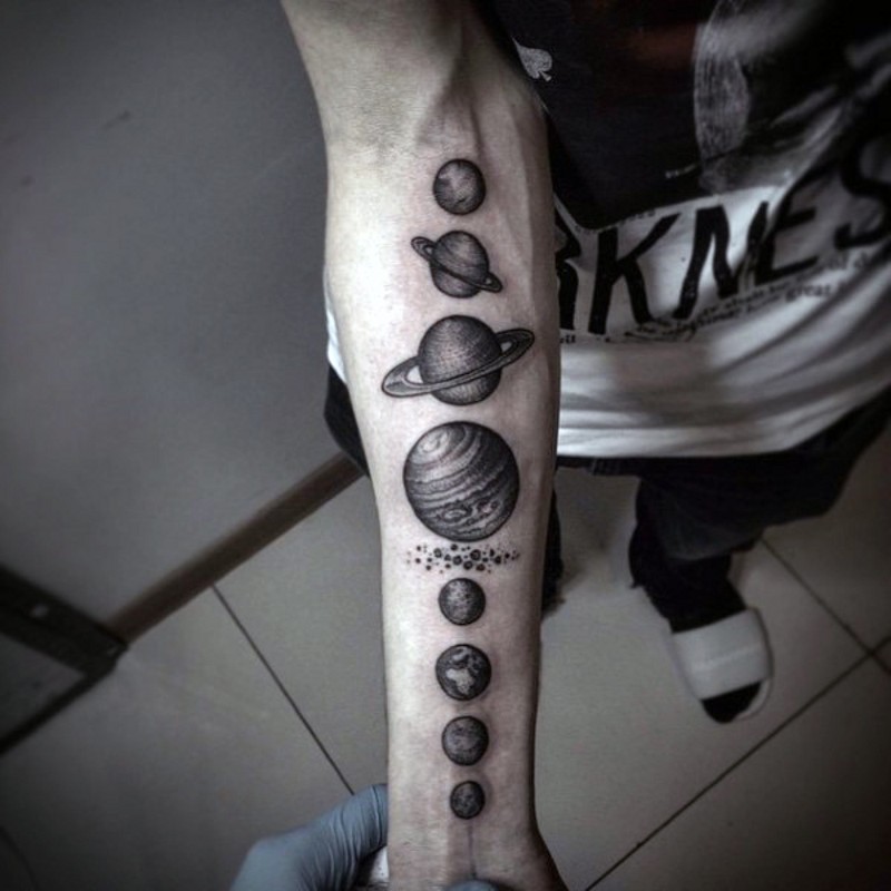 简单的不同黑色星球手臂纹身图案