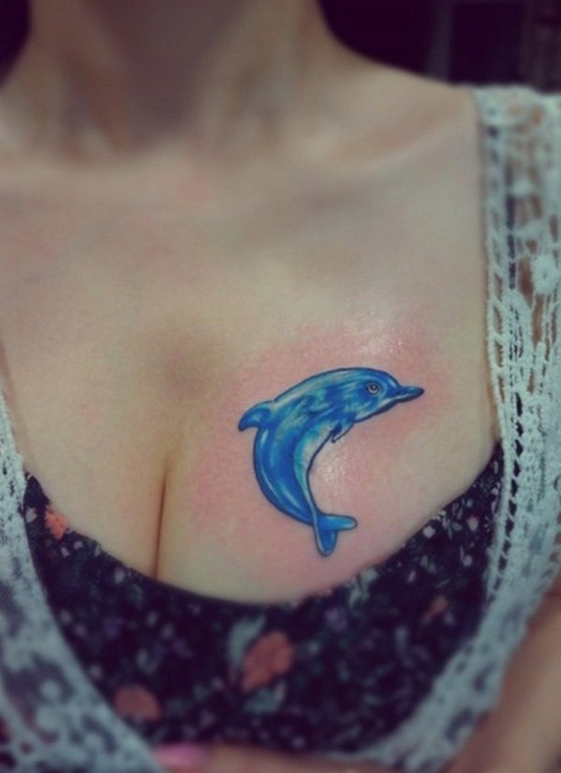 胸部简单可爱的海豚纹身图案