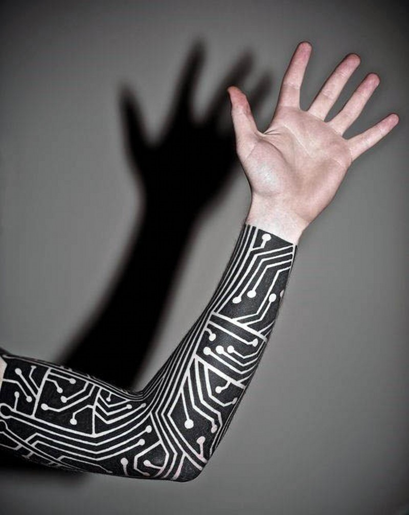 手臂个性黑色电子芯片式纹身图案