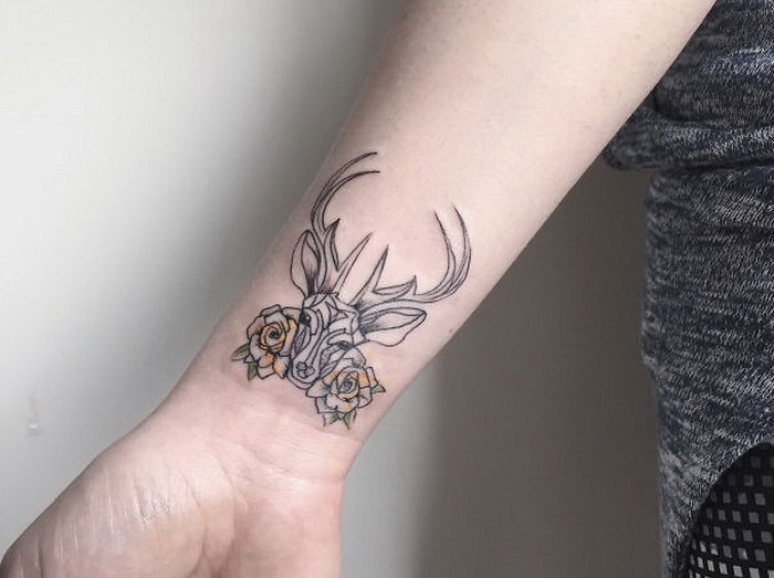 手腕黑色线条鹿头与花朵纹身图案