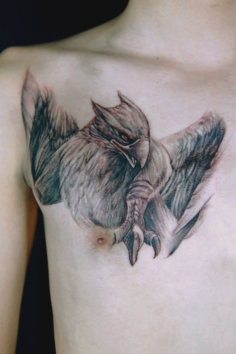 胸部格里芬神兽逼真的彩绘纹身图案
