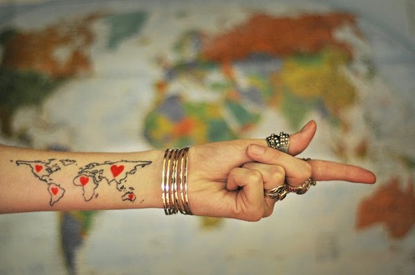 小臂黑色轮廓世界地图与红色心形纹身图案