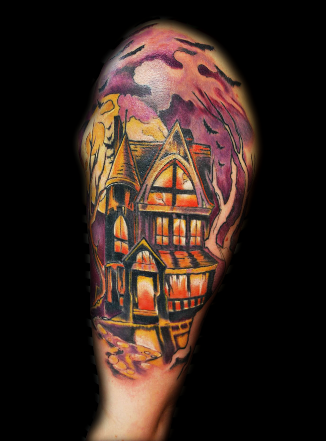 大臂发光的彩色废弃房子与蝙蝠卡通纹身图案