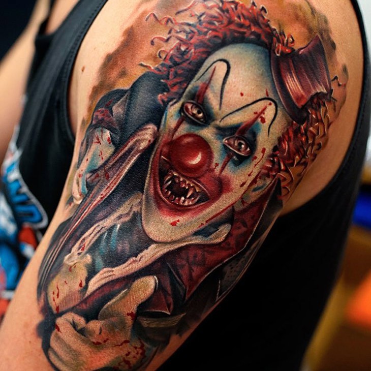 手臂恐怖的彩色血腥小丑怪物纹身图案