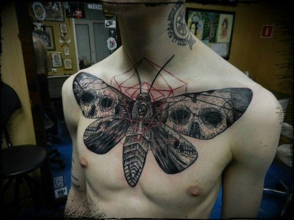 胸部插画风格大蝴蝶与骷髅纹身图案