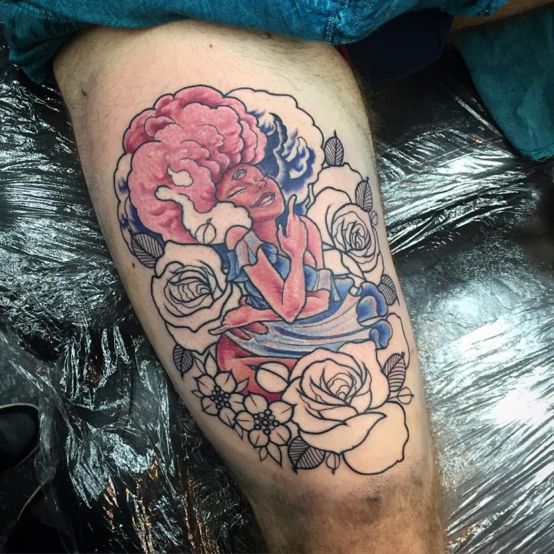 大腿彩色花朵与幻想女人纹身图案