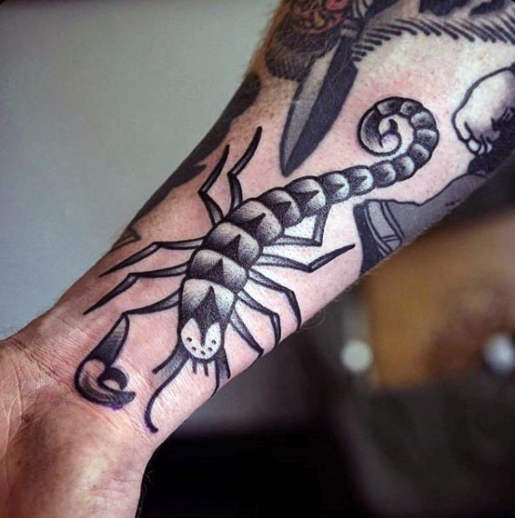 小臂简单的黑色点刺蝎子纹身图案