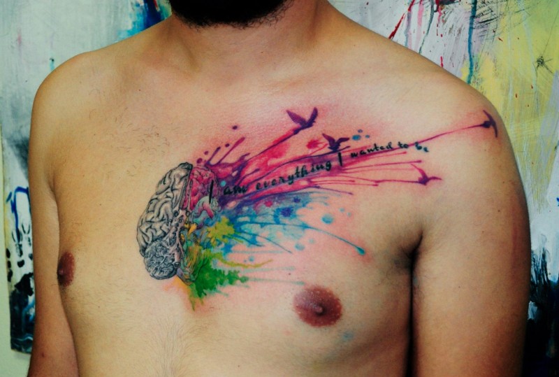 胸部五彩泼墨人脑和字母小鸟纹身图案