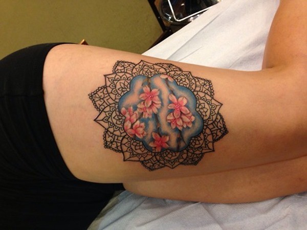 大腿黑色曼陀罗花和粉红桃花纹身图案
