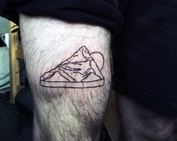 大腿有趣的比萨形状山脉黑色线条纹身图案