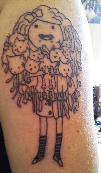 女孩手上很多猫纹身图案