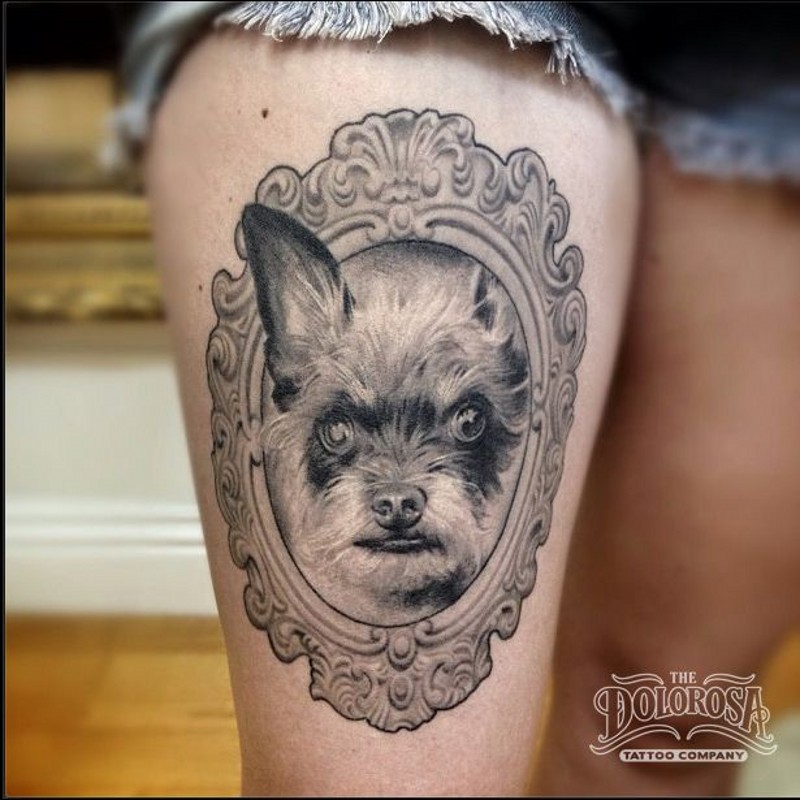 大腿old school黑色可爱的狗肖像纹身图案