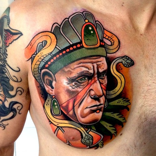 胸部彩色男性巫师肖像与蛇纹身图案