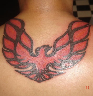 背部庞蒂克火鸟标志纹身图案