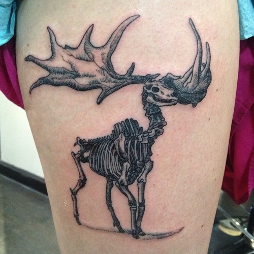大腿雕刻风格黑色鹿骨架纹身图案
