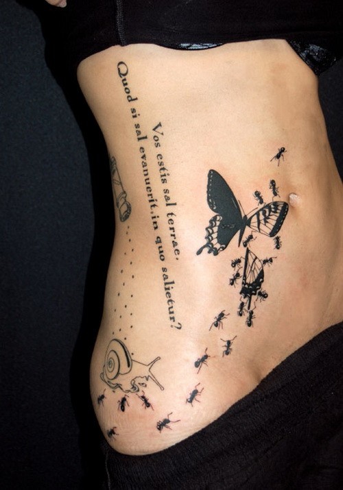 腹部黑色的蚂蚁吃蝴蝶字母纹身图案