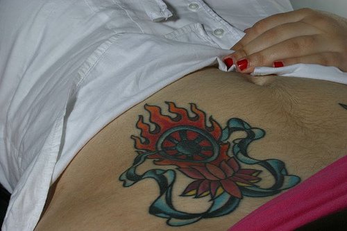 腹部蓝色丝带和火焰莲花纹身图案